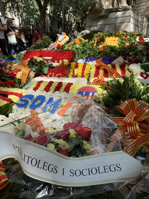 DIADA DE CATALUNYA: OFRENA FLORAL DEL COLPIS AL MONUMENT A RAFAEL CASANOVA. 